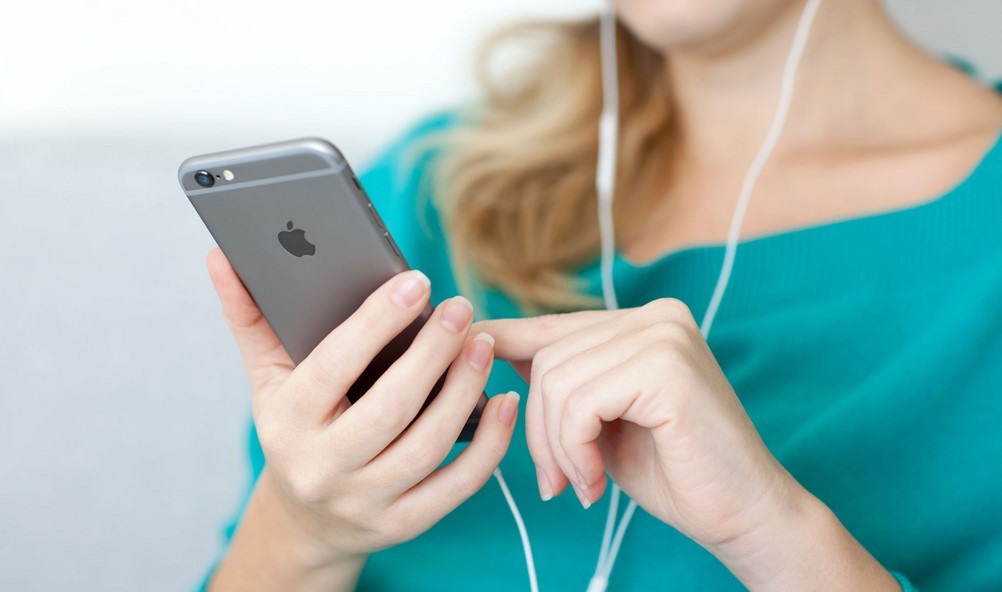 Mendengarkan musik menggunakan iPhone (techiezlounge.com)