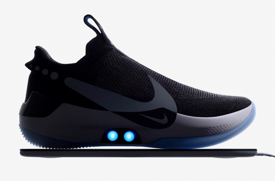 Sepatu Nike Adapt yang bisa terkoneksi gadget (endgadget)