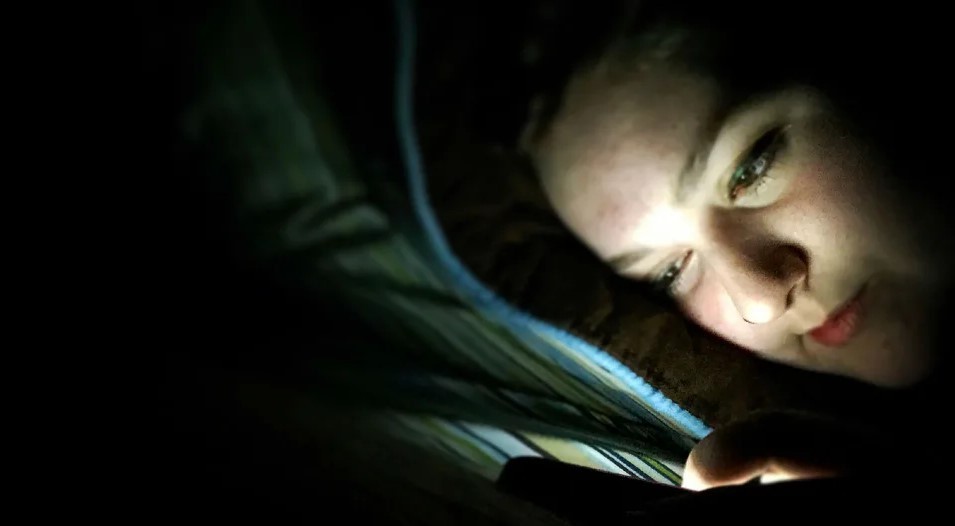 Paparan cahaya smartphone sebelum tidur (mashable.com)