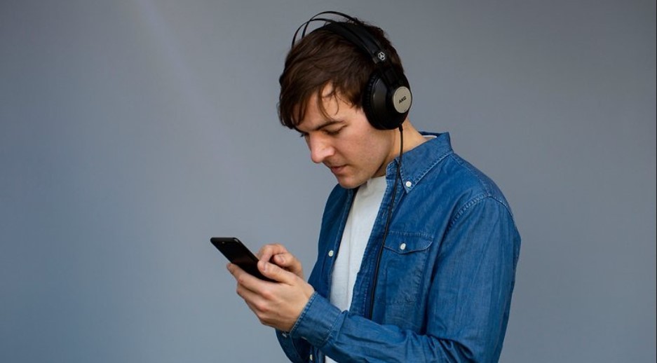 Mendengarkan musik lewat Spotify (fonpit.de)